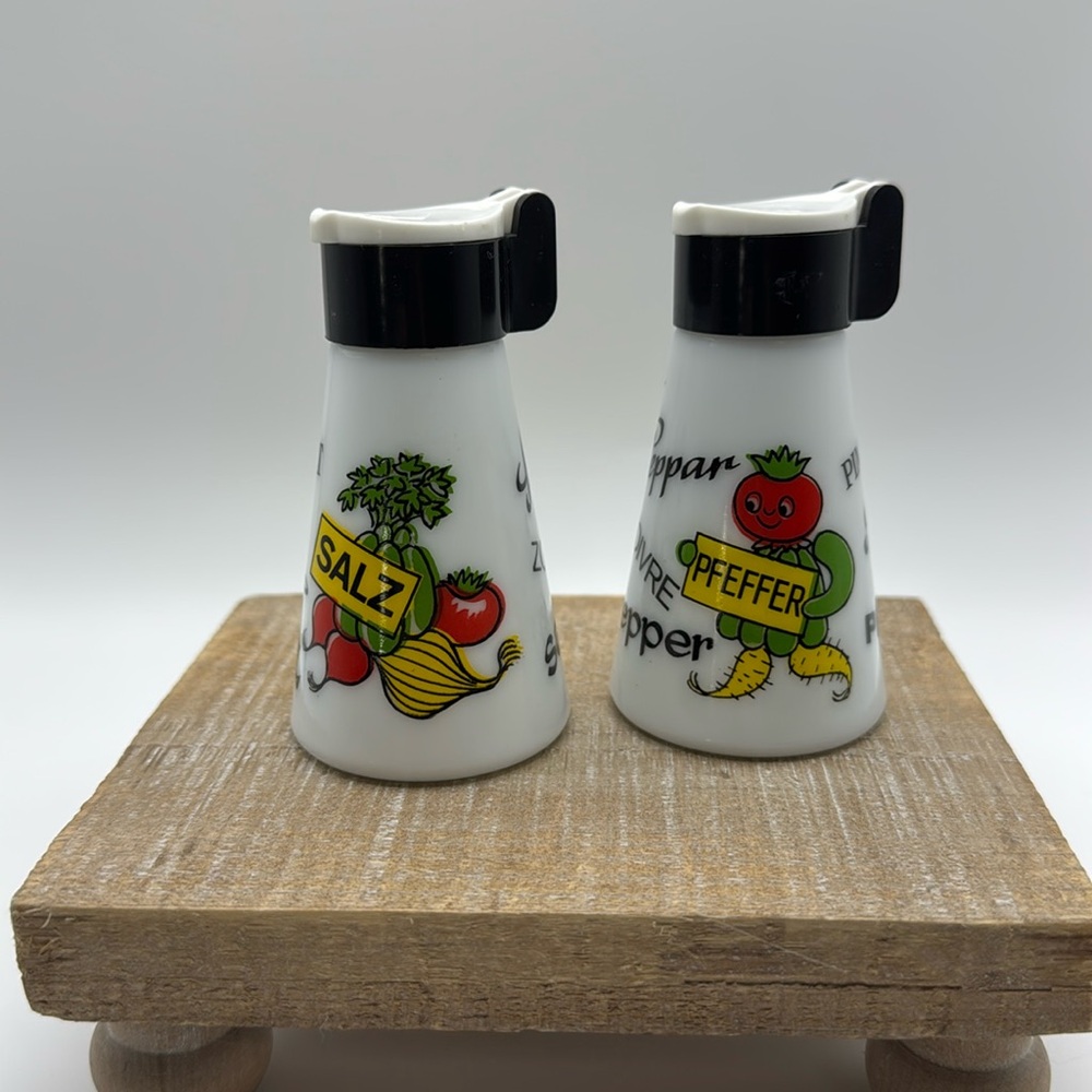 Vintage Milk Glass Vegetable Graphic Salt and Pepper Shaker‎ Anthropomorphic